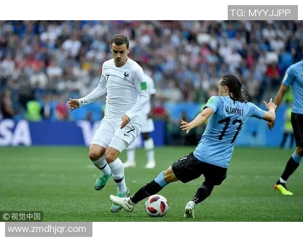 足球场上舞动风采的明星球员们闪耀全场的精彩瞬间